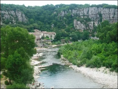 Ce village des bords de l'Ardèche est classé parmi les plus beaux villages de France. Il est dominé par des falaises et par un château appartenant depuis des siècles à une famille noble qui donna son nom au village. Quel est-il ?