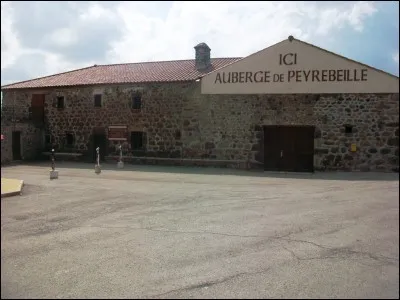 Voici l'auberge de Peyrebeille, dans les Cévennes. Grâce à quoi celle-ci a-t-elle acquis sa notoriété ?