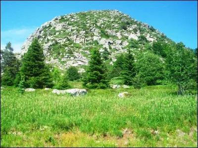 Ce dôme volcanique est l'une des montagnes les plus célèbres de France. Pour quelle raison ?