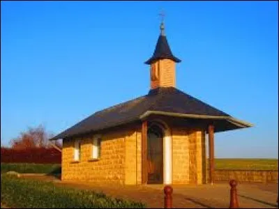 Voici la chapelle Notre-Dame de la Paix de Merschweiller. Village du Grand-Est, dans l'arrondissement de Thionville, il se situe dans le département ...