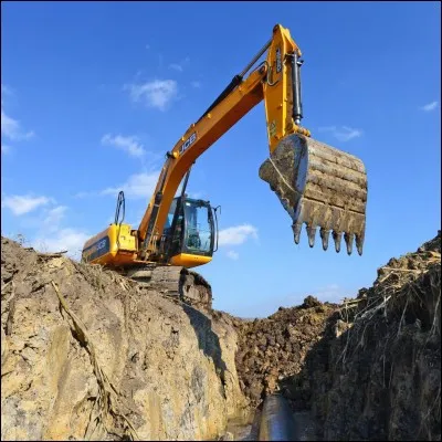 Un adolescent vole un engin de chantier et détruit la maison de son pire ennemi :
