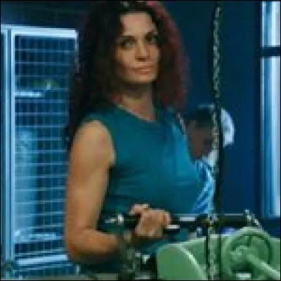 A qui Bea brûle-t-elle les deux mains ?