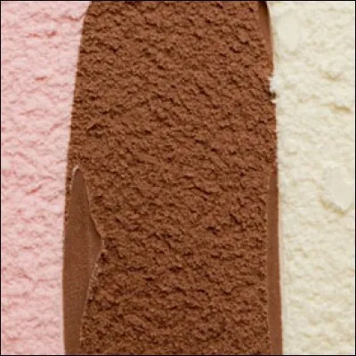 La cerise est l'un des trois parfums de la tranche napolitaine traditionnelle.