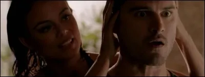 Comment la sirène qui a enlevé Enzo et Damon s'appelle-t-elle ?