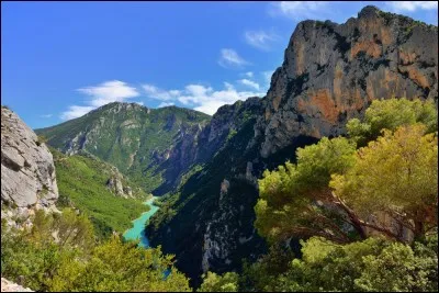 Quel département ne touche pas à celui du Var ?