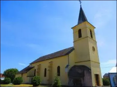 Voici l'église Sainte-Barbe de Laumesfeld. Village Mosellan, il se situe dans l'ancienne région ...