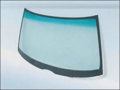 A partir de quelle année le pare-brise feuilleté fut obligatoire sur les véhicules neufs ?