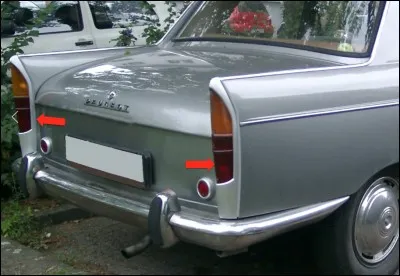 A partir de quelle année les véhicules neufs devaient avoir 2 feux stop ?