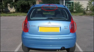 A partir de quelle année les véhicules neufs devaient avoir un 3e feu stop ?