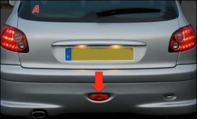 A partir de quelle année les véhicules neufs devaient avoir au moins un feu de brouillard arrière ?