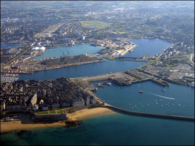 Ville d'Ille-et-Vilaine, mon port est le plus influent de Bretagne, quelle ville suis-je ?