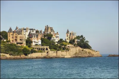 Ville du département de l'Ille-et-Vilaine peuplée d'une petite dizaine de milliers d'habitants, station balnéaire réputée par les anglais et américains pour ses villas et pour son festival du film britannique, je vous parle de la ville de _______.