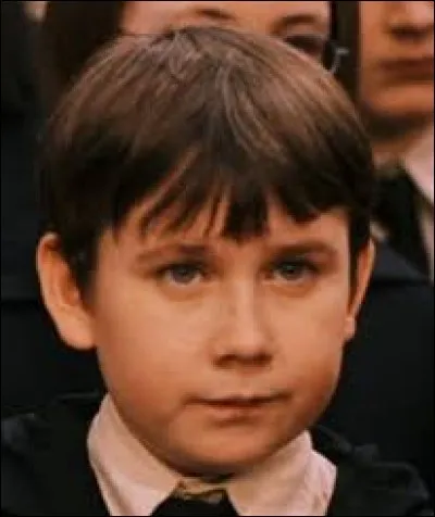 Dès son arrivée à Poudlard, Neville se fait remarquer. Pourquoi ?