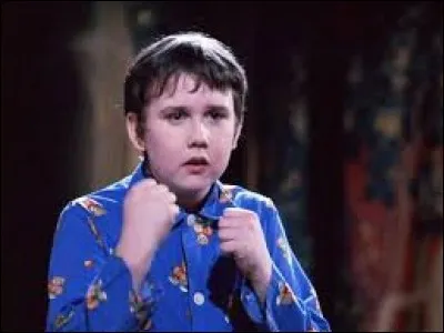 Pourquoi Neville a-t-il voulu faire barrage au trio à la fin du premier tome ?