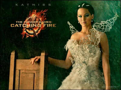 Qui embrasse Katniss au tout début du film ?