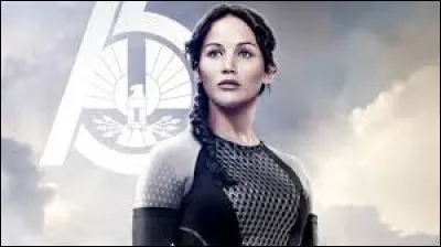 Que fait Katniss avec son arc au moment où la foudre va s'abattre sur elle ?