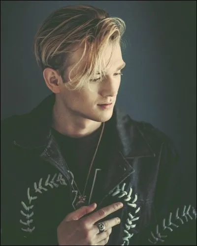 De quelle ville de la Grande-Bretagne est-il originaire ?