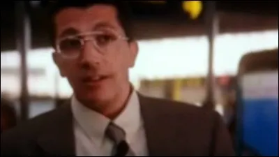 Celui-ci, voulant tirer sur Odile Deray, est soupçonné de bluffer. Il tire donc sur le commissaire Bialès. Dans quelle partie du corps tire-t-il ?