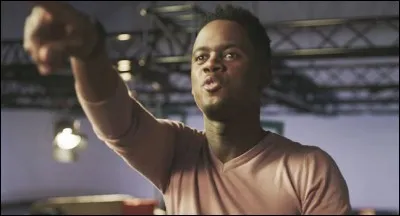 Quel est le dernier mot traduit par ''Great''que Black M dit aux enfants à la fin du clip de "French Kiss" ?