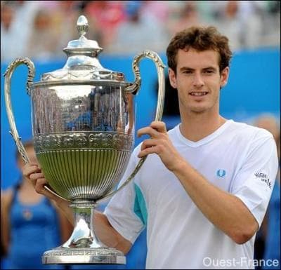 Andy Murray a en main la coupe du tournoi...
