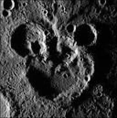 Cette photo de cratères qui ressemblent à la tête de Mickey n'a pas été prise dans un Disneyland sur Terre mais bien sur une autre planète du système solaire. Laquelle ?