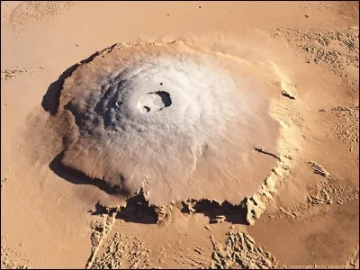 Le plus grand volcan du système solaire se trouve sur Mars. Quel est son nom ?