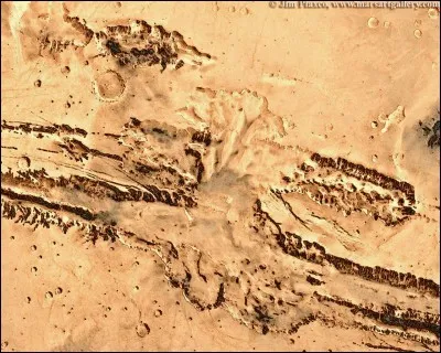 Le plus grand canyon du système solaire se trouve sur Mars. Quel est son nom ?