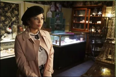 Qui Mona enferme-t-elle tout à la fin de la série ?