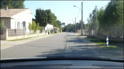 Je peux stationner sur le renfoncement à droite .