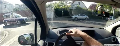 Je tourne à cette intersection et je roule à 13Km/h .