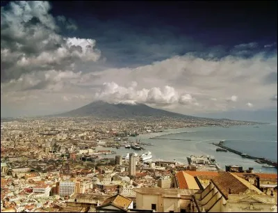 Comment appelle-t-on les habitants de Naples ?