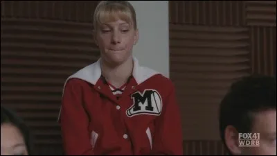 Dans quoi l'a enveloppée sa mère juste après avoir accouché d'elle ?