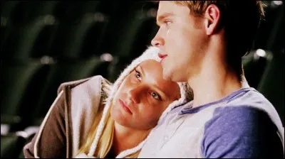 Avec qui regarde-t-elle des télénovelas ?