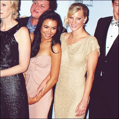 À qui Santana a dit que Quinn avait les cheveux roses, un tatouage et brûlé un piano en plein milieu du lycée ?