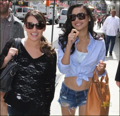 Qu'a-t-elle rangé dans l'ancien tiroir de bougies parfumées de Rachel ? (S5)