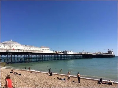 Ville du sud de l'Angleterre, sur la Manche, de 280 000 habitants. C'est LA station balnéaire des londoniens, depuis le 18ème siècle. Toujours très touristique, c'est aussi la "capitale gay" du royaume. Il s'agit de :