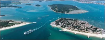 Ville côtière du sud-ouest de l'Angleterre, de 150 000 habitants, dans le Dorset. Deuxième plus grand port naturel du monde après Sydney, la ville a été surpassée par d'autres en tant que grand port, mais elle l'emporte au niveau de la beauté du site, et du prix au m² - parmi les plus chers du monde. C'est :