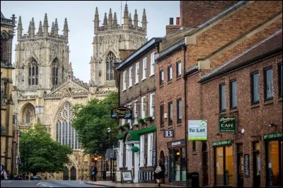 Ville du nord de l'Angleterre de 200 000 habitants. Cité d'histoire, fondée par les romains, grande ville médiévale, aujourd'hui ville paisible, célèbre pour son université et plus encore sa cathédrale. Il s'agit de :