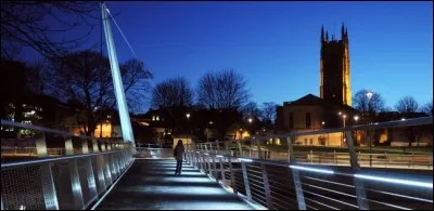 Ville des Midlands de 250 000 habitants, aux industries de transport - automobile et ferroviaire, elle a laissé son nom à de nombreuses choses, dans le domaine du sport ou de l'habillement par exemple. Nous sommes à :