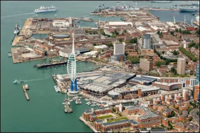 Ville du sud de l'Angleterre de 200 000 habitants, dans le Hampshire, face à l'île de Wight. Située sur une île naturelle, elle est un grand port militaire. C'est :