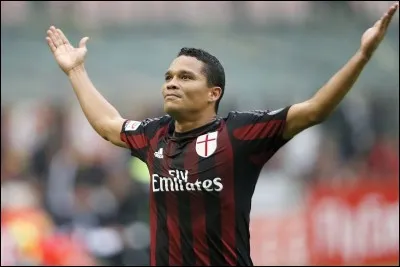 Le colombien nommé Carlos Bacca joue au/à l'