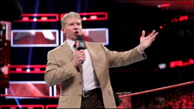 Lors du Raw qui suit WrestleMania, qui est annoncé nouveau general manager de Raw par Vince McMahon ?