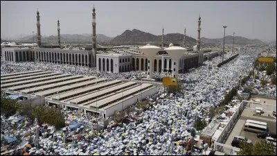 En quelle année l'esclavage a-t-il été officiellement interdit en Arabie Saoudite ?