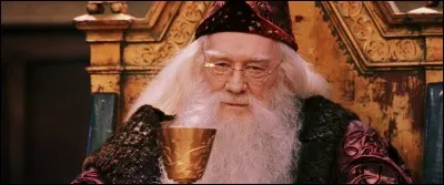 Qui dirige Poudlard après la mort de Dumbledore en 1997 ?