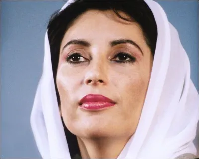 Quelle femme est devenue la première musulmane à diriger un pays en 1988 ?