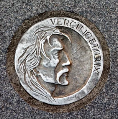 Vercingétorix et les Gaulois perdent Gergovie et Alésia.