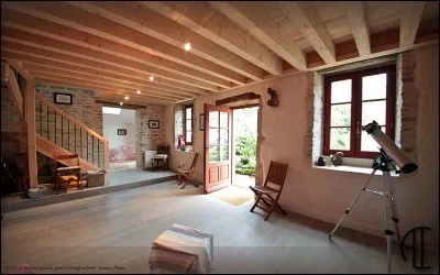 Qui chantait "Moi, dans la maison vide, je passe ma vie à regarder les oiseaux qui passent comme des menaces, et j'attends l'automne, moi je n'attends personne" ?