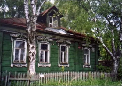 Comment se nomme cette maison traditionnelle russe construite en bois ?