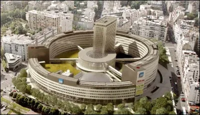 Dans quel arrondissement de Paris se situe "La maison de la radio" ?