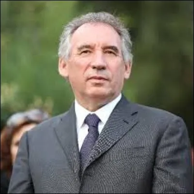 De quelle ville François Bayrou est-il le maire ?